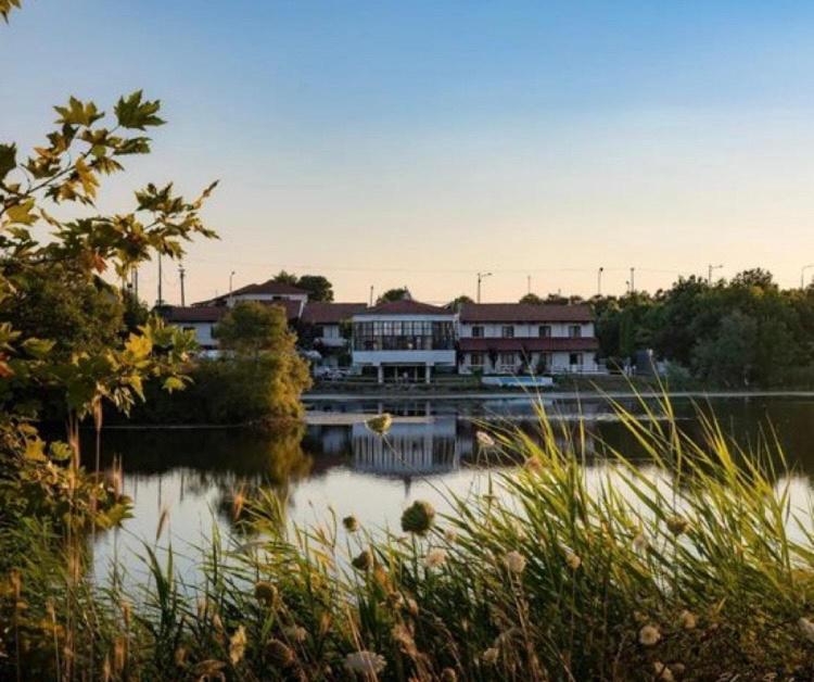 Thrassa Hotel Tycheron Bagian luar foto