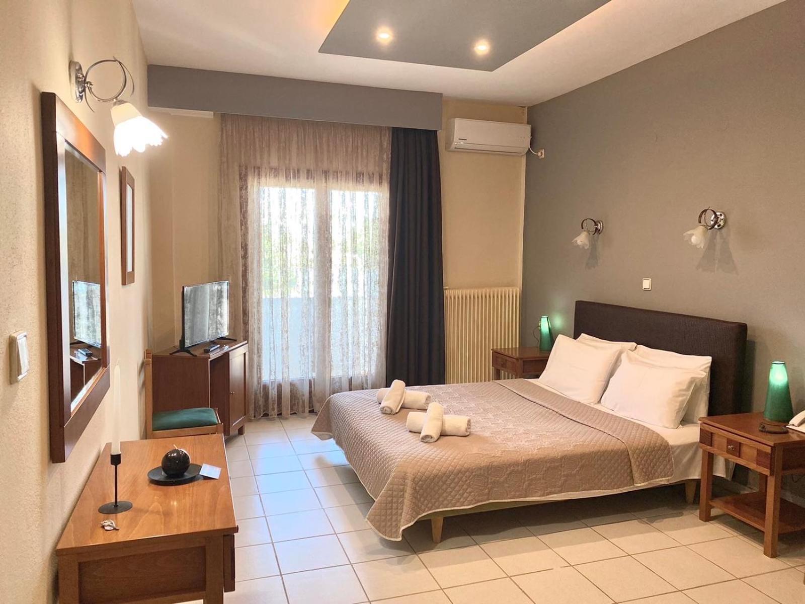 Thrassa Hotel Tycheron Bagian luar foto