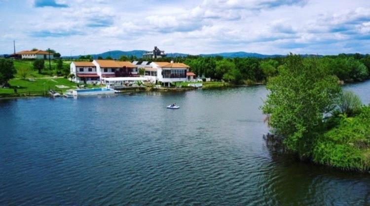 Thrassa Hotel Tycheron Bagian luar foto