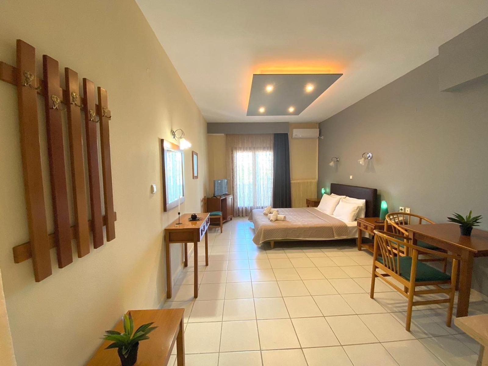 Thrassa Hotel Tycheron Bagian luar foto