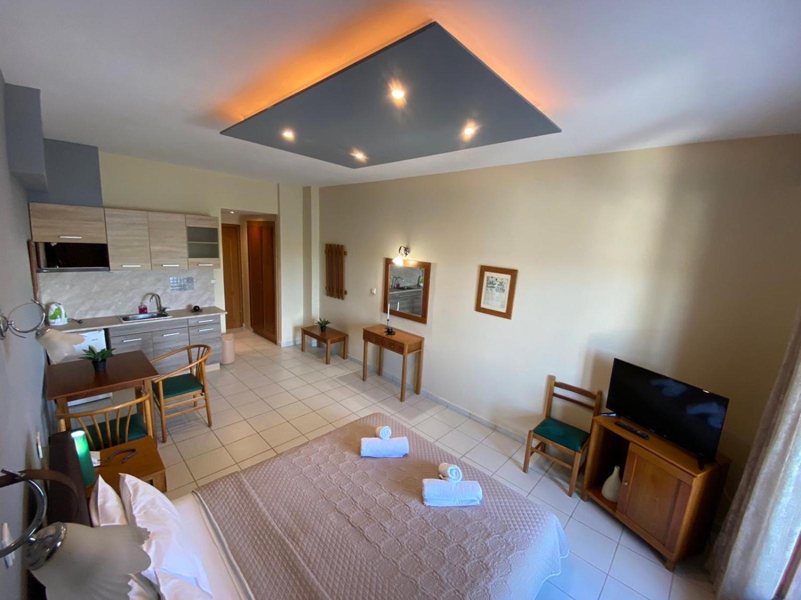 Thrassa Hotel Tycheron Bagian luar foto